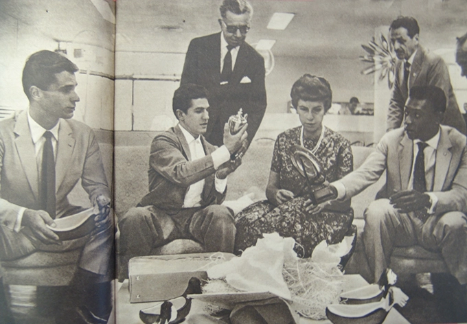 Em 1961, em reportagem da Revista `O Cruzeiro´. Sentados, da esquerda para a direita: Bruno Hermanny (campeão mundial de caça-submarina), Éder Jofre (na época campeão mundial de peso-galo), Maria Esther Bueno (já havia conquistado Wimblemdon e US Open, entre outros torneios de tênis) e Pelé (campeão mundial de 1958, pela Seleção Brasileira) e em pé, magro do lado direito, o ex-presidente do Santos, Athiê Jorge Cury. 